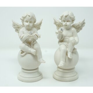 2 Engel ca.16 cm wei&szlig; mit Glitzerkugel in der Hand auf einer Kugel aus Polyresin