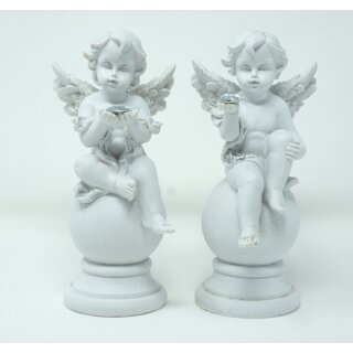 2 Engel wei&szlig; mit Glitzerherz in der Hand auf einer Kugel ca.16 cm aus Polyresin